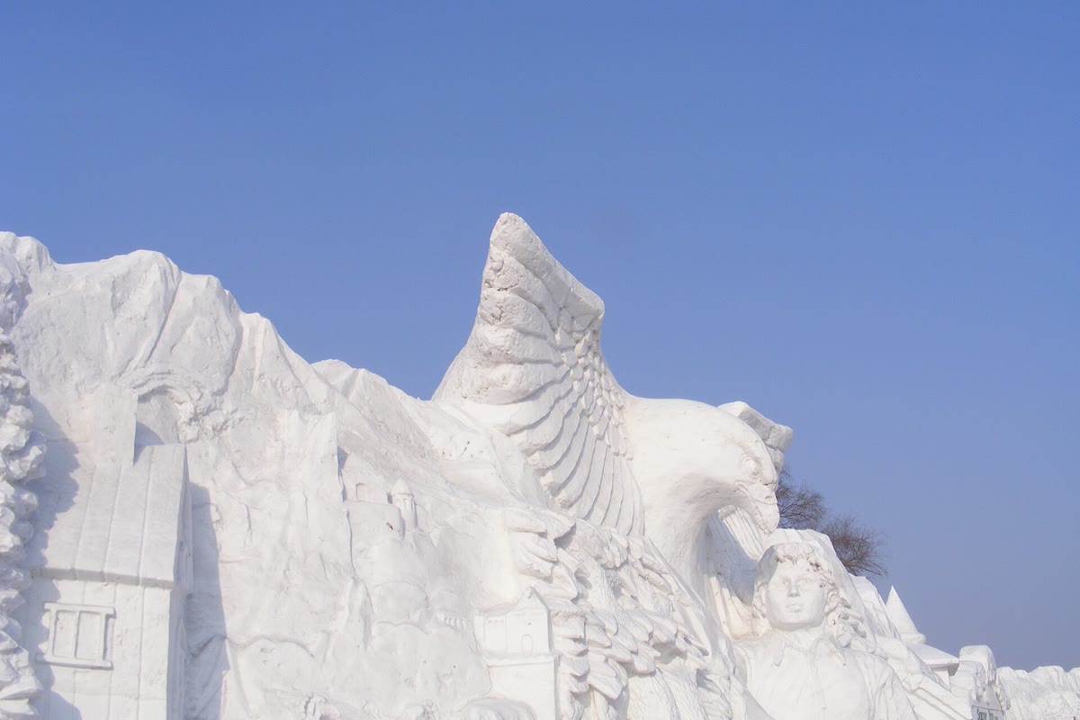 हार्बिन बर्फ और हिम विश्व का उद्घाटन: विशाल बर्फीली संरचनाएं और प्रकाश शो समय पर - चीन · हार्बिन आइस एंड स्नो वर्ल्ड